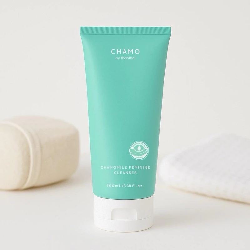 คาโมคลีนเซอร์ ทำความสะอาดจุดซ่อนเร้น (หลอด 100 มล.) CHAMO BY THANTHAI CHAMOMILE FEMININE CLEANSER