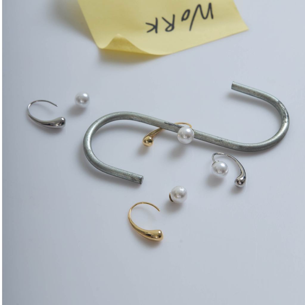 earika.earrings - dewdrop pearl curve hang ต่างหูห้อยโค้งไข่มุกสีขาวไร้แป้น ก้านเงินแท้ เหมาะสำหรับค