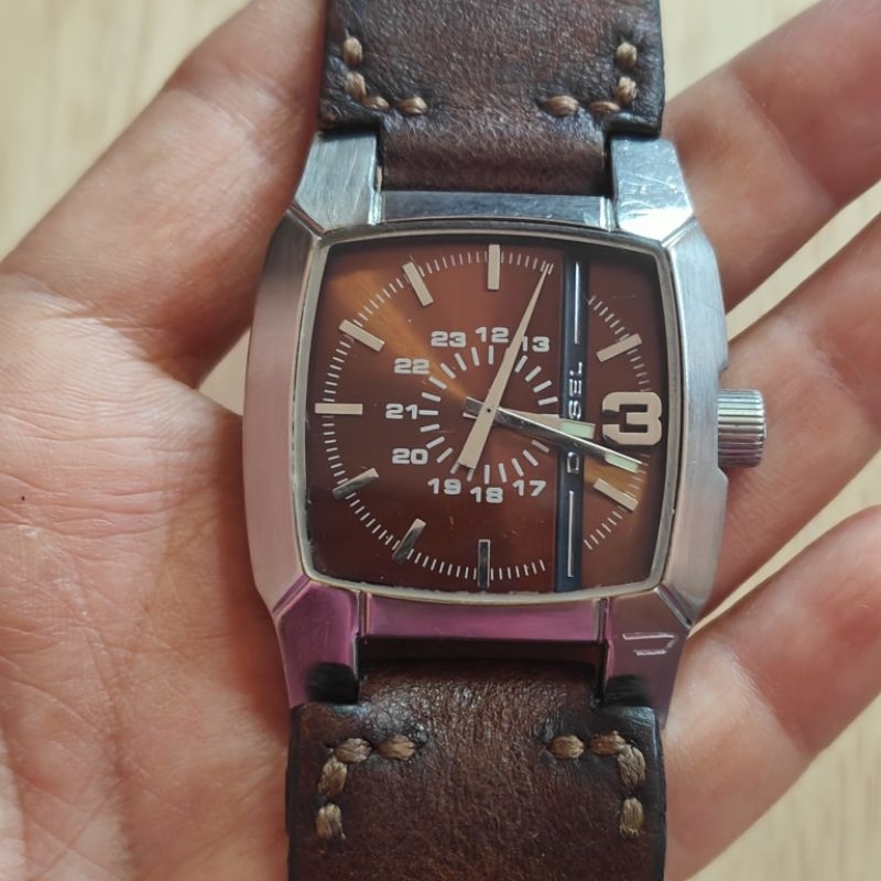 นาฬิกามือสอง Diesel ระบบควอตซ์ สภาพยังสวย สายหนังแท้ผ่านการใช้งานมา แต่ยังใช้ได้ดีอยู่