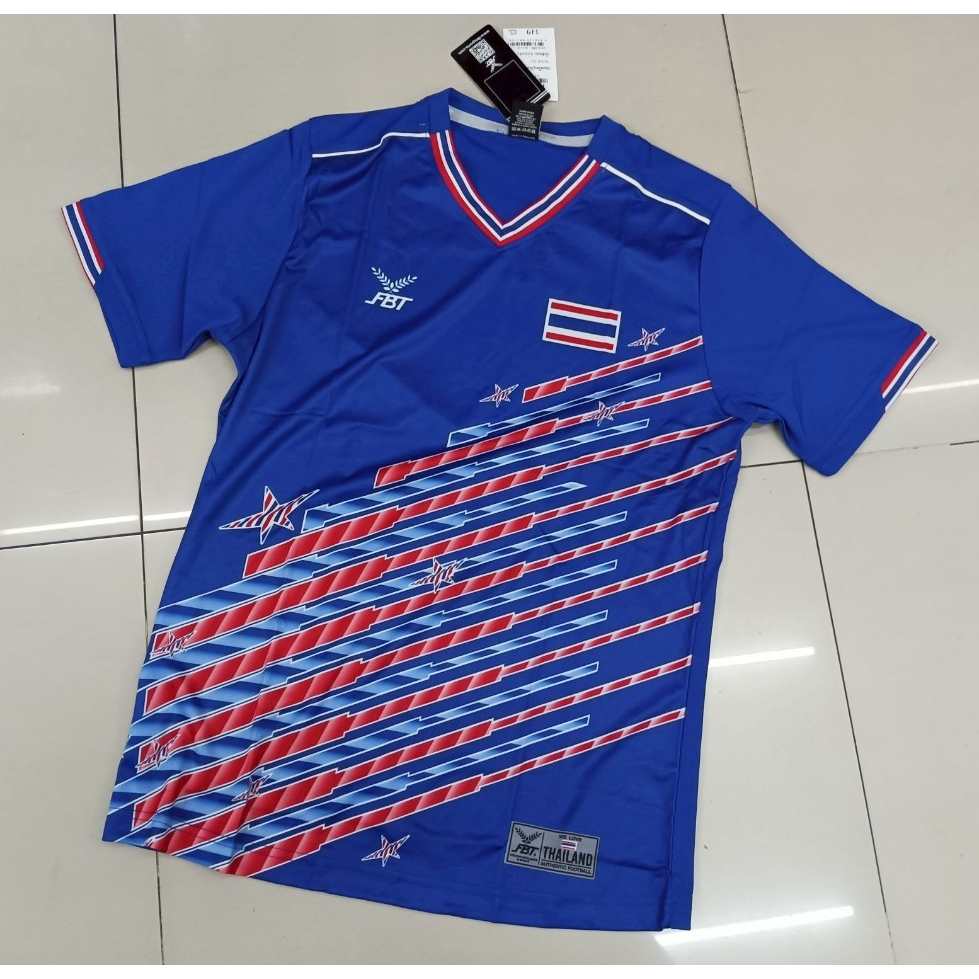 ของแท้ เสื้อฟุตบอลย้อนยุค ทีมชาติไทย ลายดาวตก คลาสสิค น่าสะสม สีแดง สีน้ำเงิน เสื้อกีฬา ของใหม่ FBT ป้ายห้อย