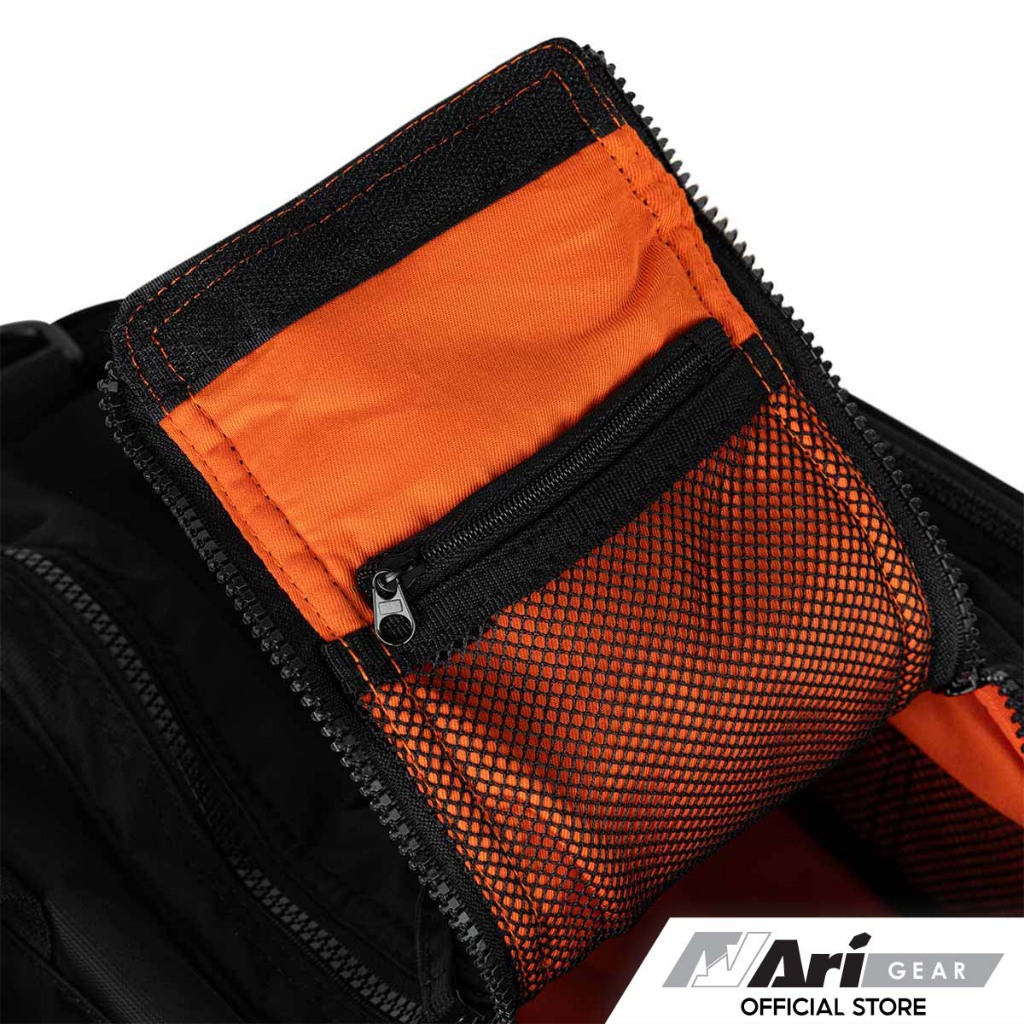 ARI ADEPT 2TONES SMALL DUFFLE BAG - BLACK/WHITE (AHW1563-01) กระเป๋า อาริ ADEPT 2TONES SMALL DUFFLE สีดำขาว
