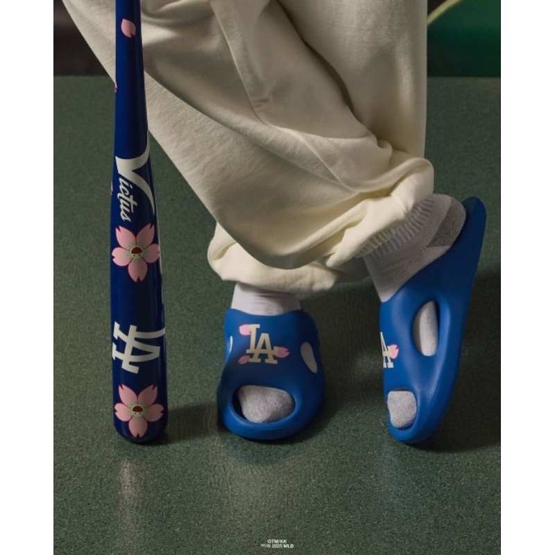 [ ของแท้ ] รองเท้าแตะ Takashi Murakami + MLB World Tour Tokyo Series 2025 Dodgers Ohana Hatake Slide