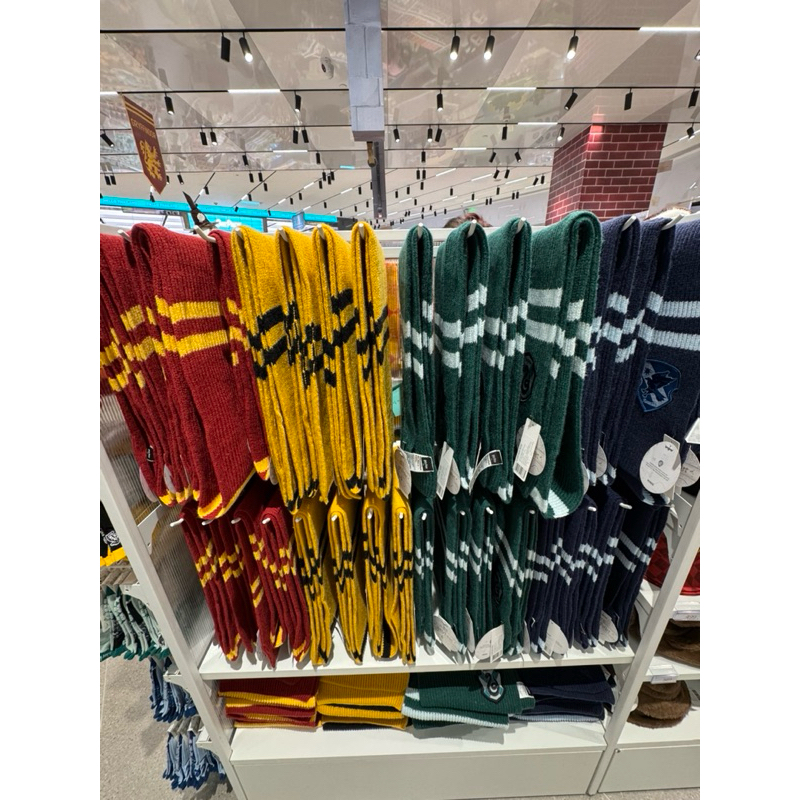 ผ้าพันคอแฮรี่พอตเตอร์ แท้จากช๊อป miniso ลายสีแต่ละบ้าน ❤️💚💙💛