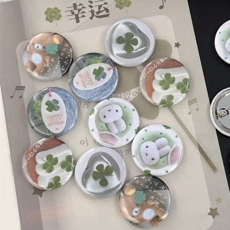 🍀🍰พร้อมส่ง!เข็มกลัดติดกระเป๋า 1ชิ้น ลายการ์ตูน Four-leaf Clover Bar Chirp ขนาด25 mm Mini สุ่มลาย4แบบ