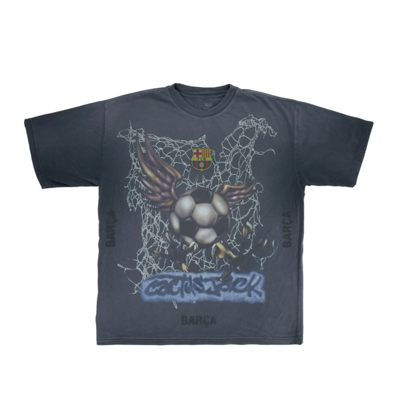 (ปิดรับ 5ทุ่ม 19 พค✨โค้ดลด20%เหลือ3432✨รอของ 7-8weeks) CJ X FCB WASHED SPRAY LOGO TEE