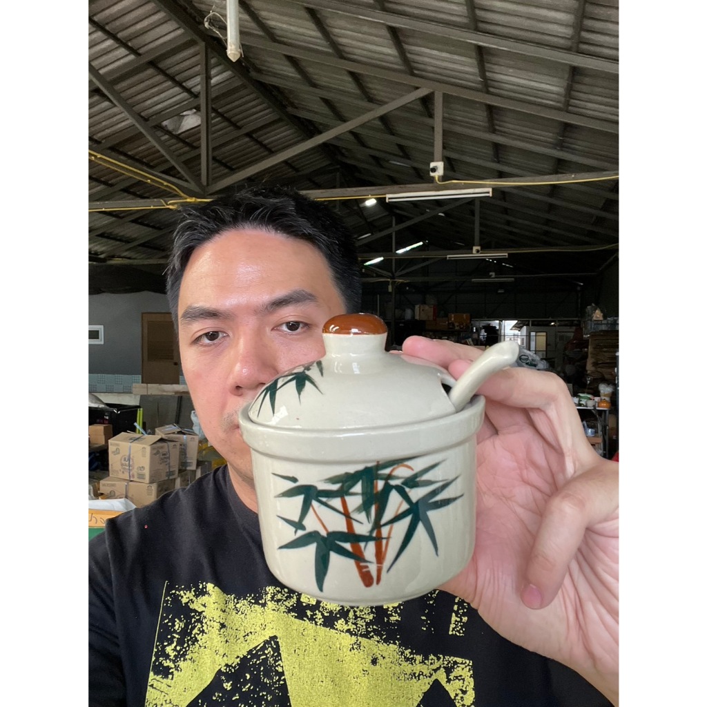 โถเครื่องปรุงลายไผ่L โถใส่เครื่องปรุงเซรามิค โถใส่น้ำปลาพริก รวมช้อน ขนาด4 นิ้ว  (กว้าง 10 ซม. x สูง 10 ซม.) จุ350ml 12o