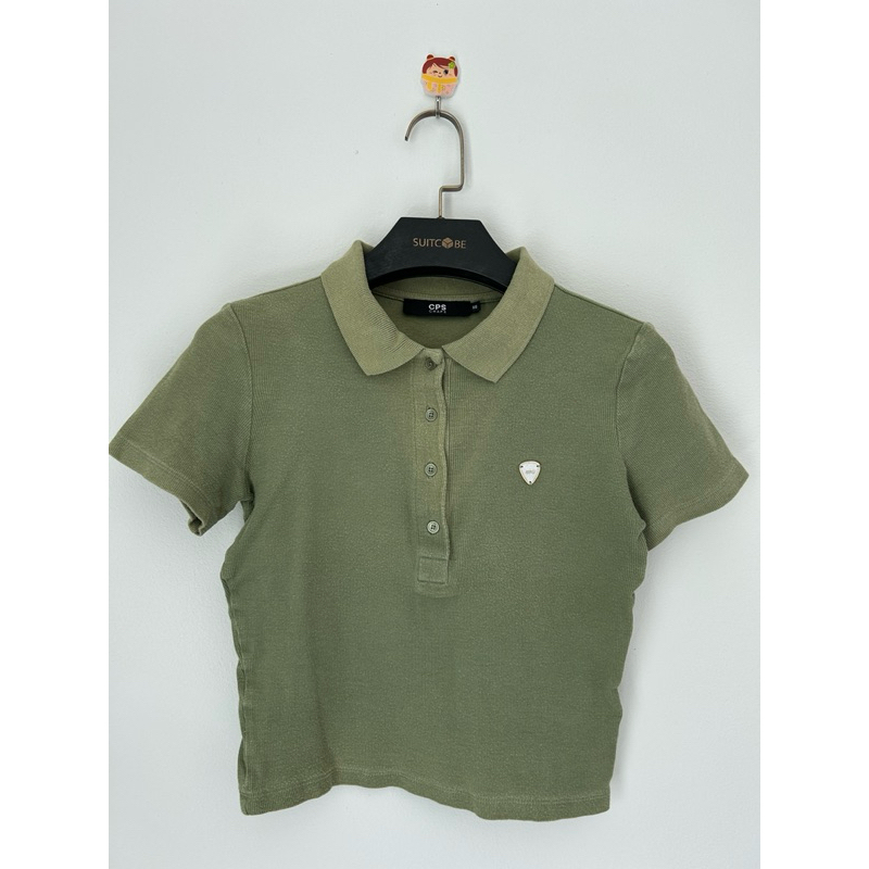 เสื้อครอปสีเขียวคอปก CPS CHAPS มือสอง *ตำหนิตรงสีซีดบนเสื้อ *