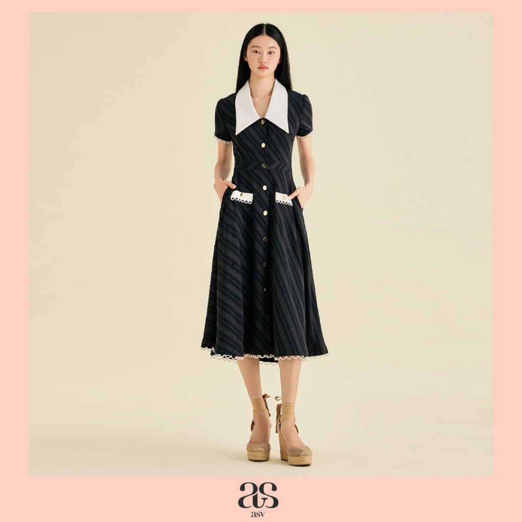 [asv ss25] Alda Short Sleeve Dress เดรสผู้หญิง แขนสั้น คอวี แต่งปกเสื้อ แต่งกระเป๋าและกระดุมทองด้านหน้า แต่งดีเทลห่วง - รูปที่ 3