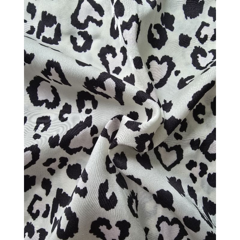 ชุดนอน Leopard heart pajamas (premium silk satin) - รูปที่ 4
