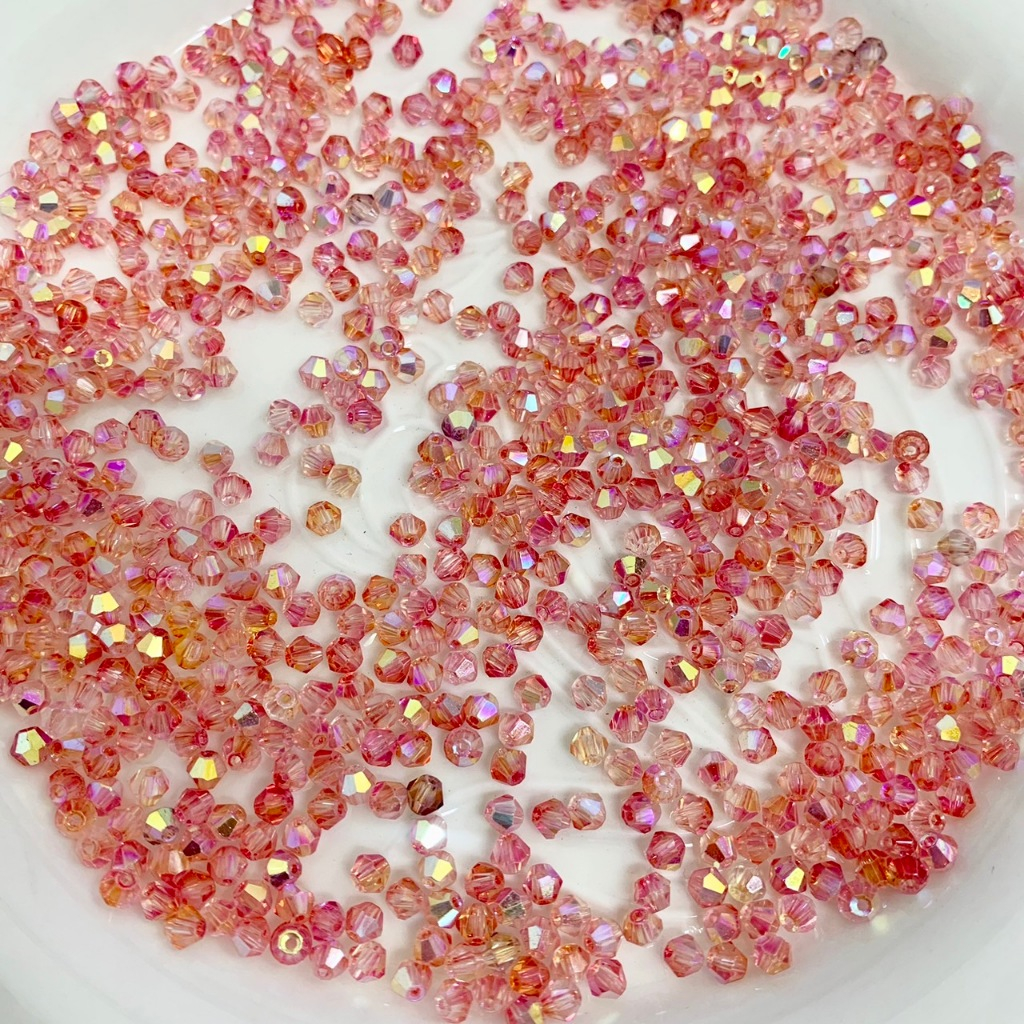 ลูกปัด เหลี่ยม เรืองแสงในที่มือ ขนาด4mm เป็นการออกแยยได้สวยน่ารัก มีสองสีให้เลือก งานฝีมือ diy