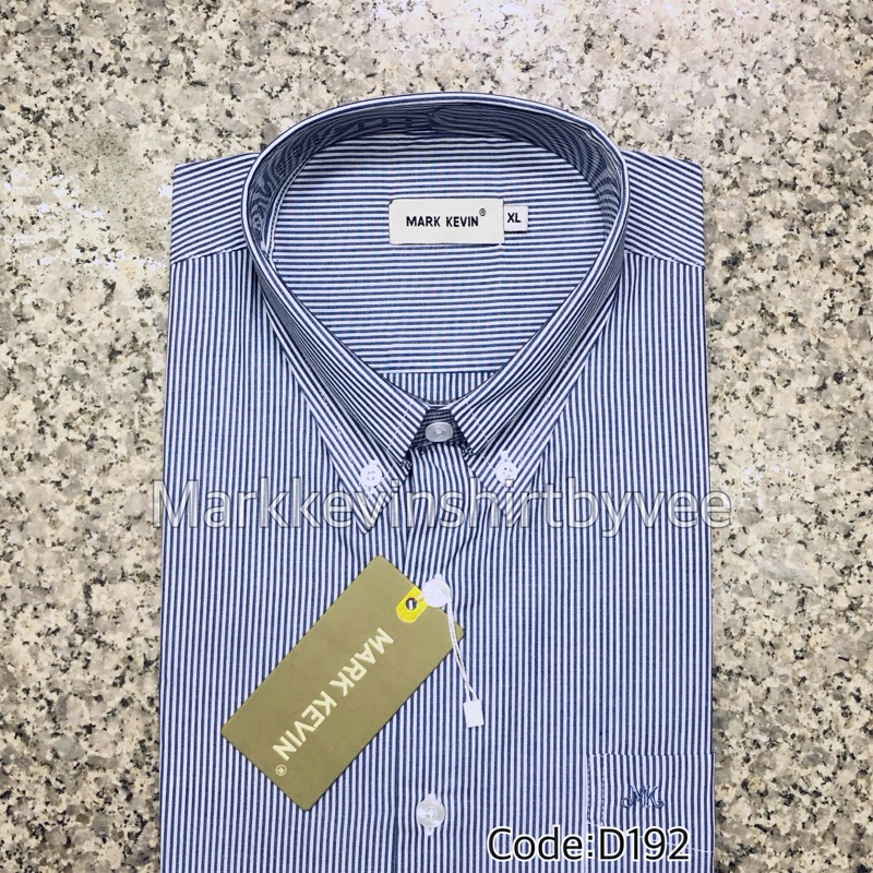 เสื้อเชิ้ตลายริ้ว สีน้ำเงินสลับขาว แขนสั้นนะคะ