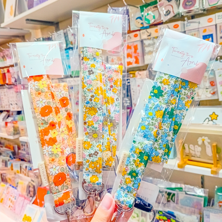 Keychain พวงกุญแจผ้าแบบยาว ลายดอกไม้ฉ่ำ ๆ💐พวงกุญแจน่ารัก ๆ คล้องมือได้ สวยเกร๋มาก [Twenty.two.april]