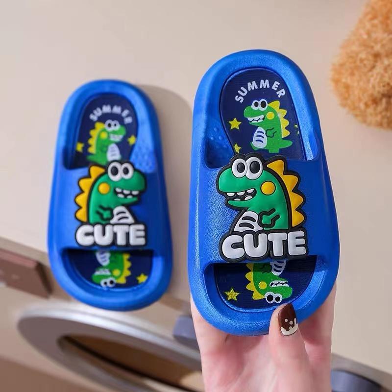 DINO05 รองเท้าแตะเด็กแบบใหม่2022สำหรับผู้ชายและผู้หญิง3-12ปีรองเท้าแตะฤดูร้อนพื้นนิ่มลายการ์ตูนไดโนเสาร์กันลื่นสำหรับเด็