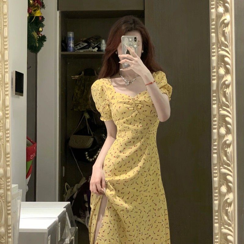 ชุดเดรสคอเหลี่ยมสีเหลืองฝรั่งเศส แขนสั้นผู้หญิง 2026 ฤดูร้อนใหม่ เอวสูง กระโปรงผ่าข้าง กระโปรงยาว