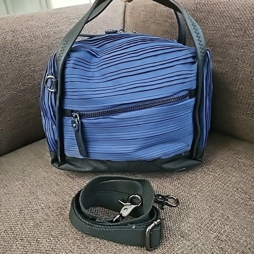 กระเป๋าสะพาย Finn Esker