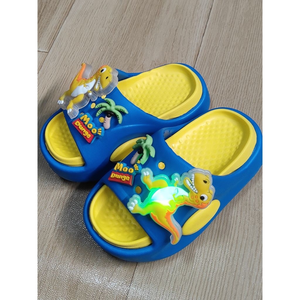 รองเท้าเด็ก แตะสวม ลายไดโนเสาร์ ตัวการ์ตูนมีไฟ