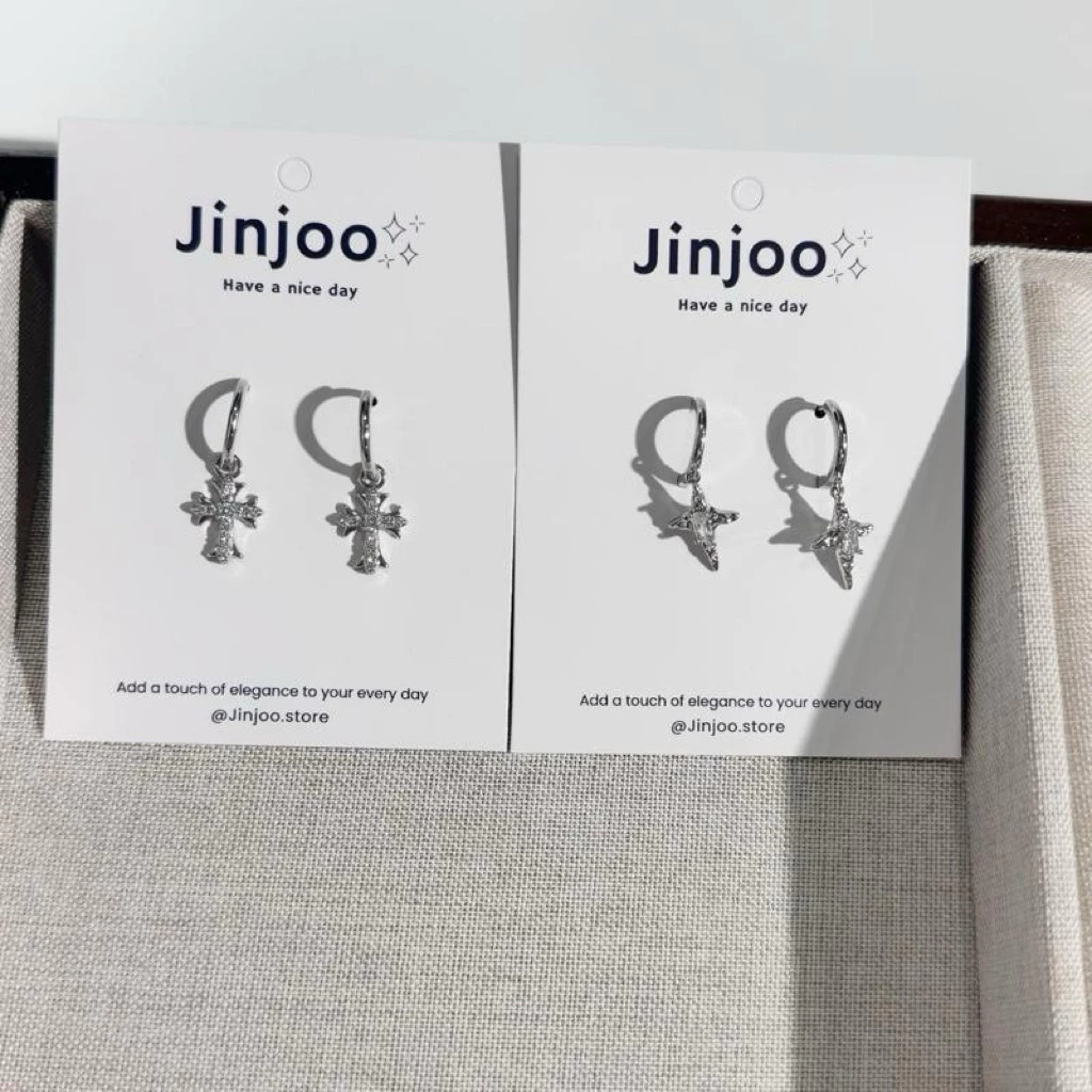 Jinjoo ต่างหูห่วงไม้กางเขน รุ่น Seraphina Cross Hoops ประดับจี้รูปไม้กางเขนแบบหรูหราละเอียดอ่อน (ราคาต่อคู่)รหัส EB38
