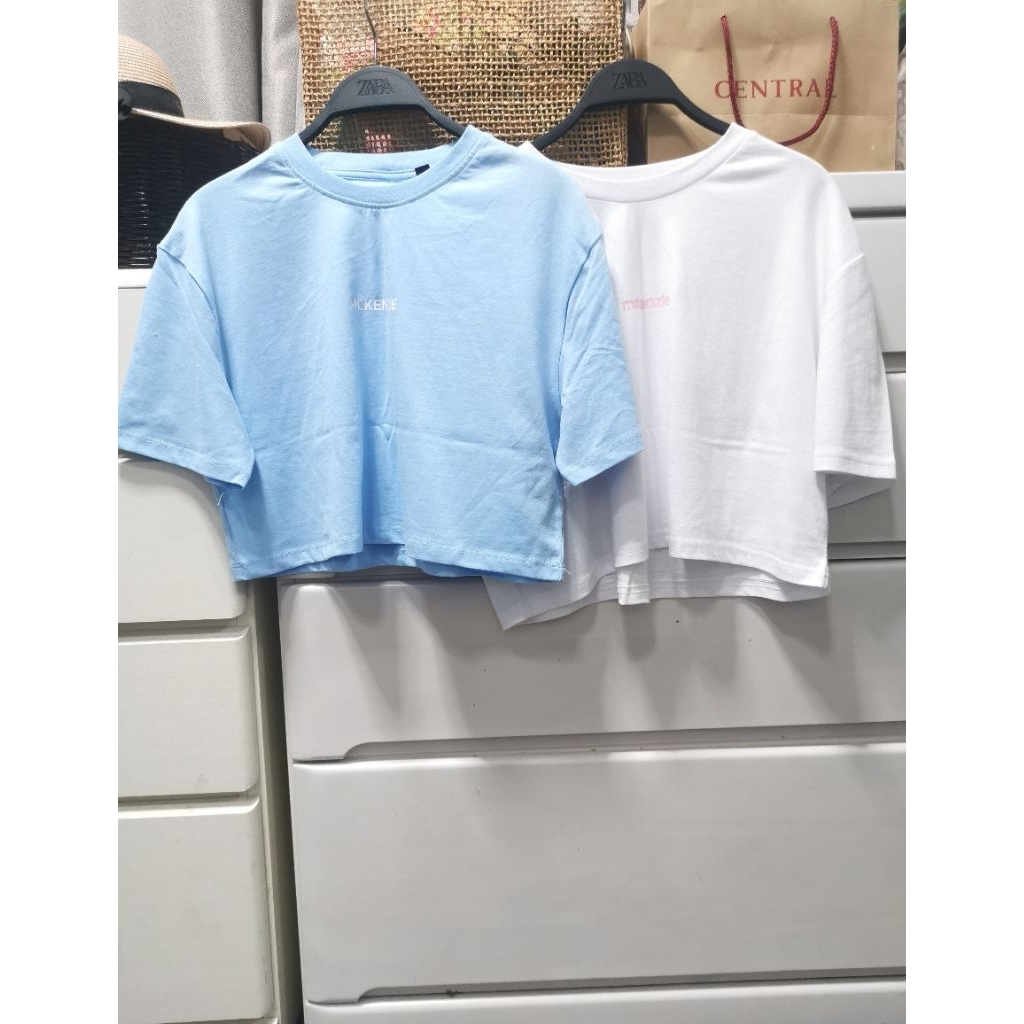 mckenzie เสื้อยืด​ทรงครอป​ โอเวอร์​ไซส์​ สีขาว, สีฟ้า