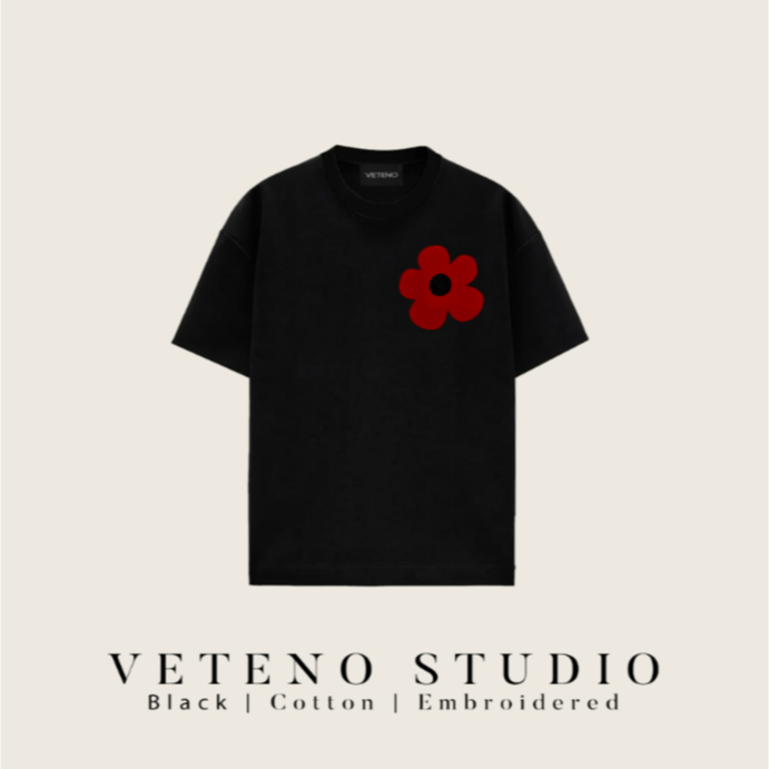 เสื้อยืดแขนสั้น VETENO STUDIO BLACK TSHIRT - RED DAISY