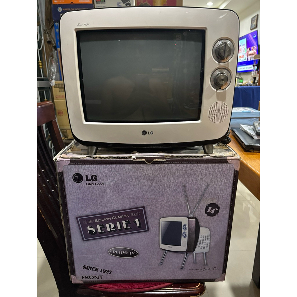 LG Retro CRT TV 14 inches Black White Color no.2