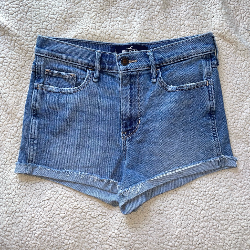 กางเกงยีนส์ขาสั้น Hollister มือสอง (เอว26-28)