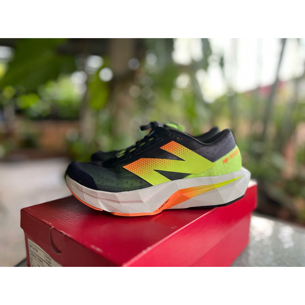 รอเท้าวิ่งnew balance fuelcell rebelv4
