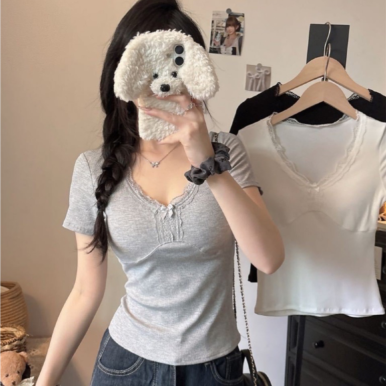 เสื้อยืดคอวีแต่งลูกไม้ เซ็กซี่แต่ก็น่ารัก รุ่นนี้น่ารักมากจริง มีบราในตัว