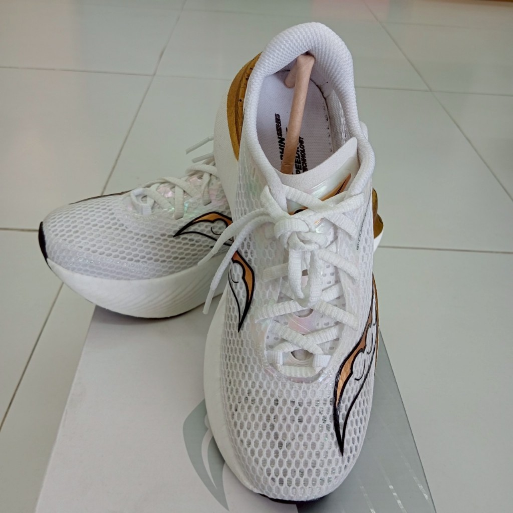 รองเท้า Saucony ENDORPHIN PRO3 สี WHITE/GOLD BLANC/OR  S107585-13 มือสอง
