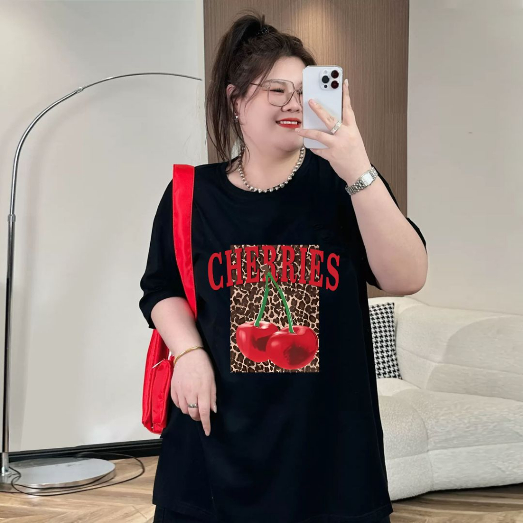 Teddy Tee🎀เสื้อยืดสาวอวบ ไม่หดตัว ลาย "CHERRIES" ผ้าฝ้าย100% OVERSIZE เสื้อยืดผู้หญิง สวมใส่สบาย พรางหุ่น สไตล์เกาหลี