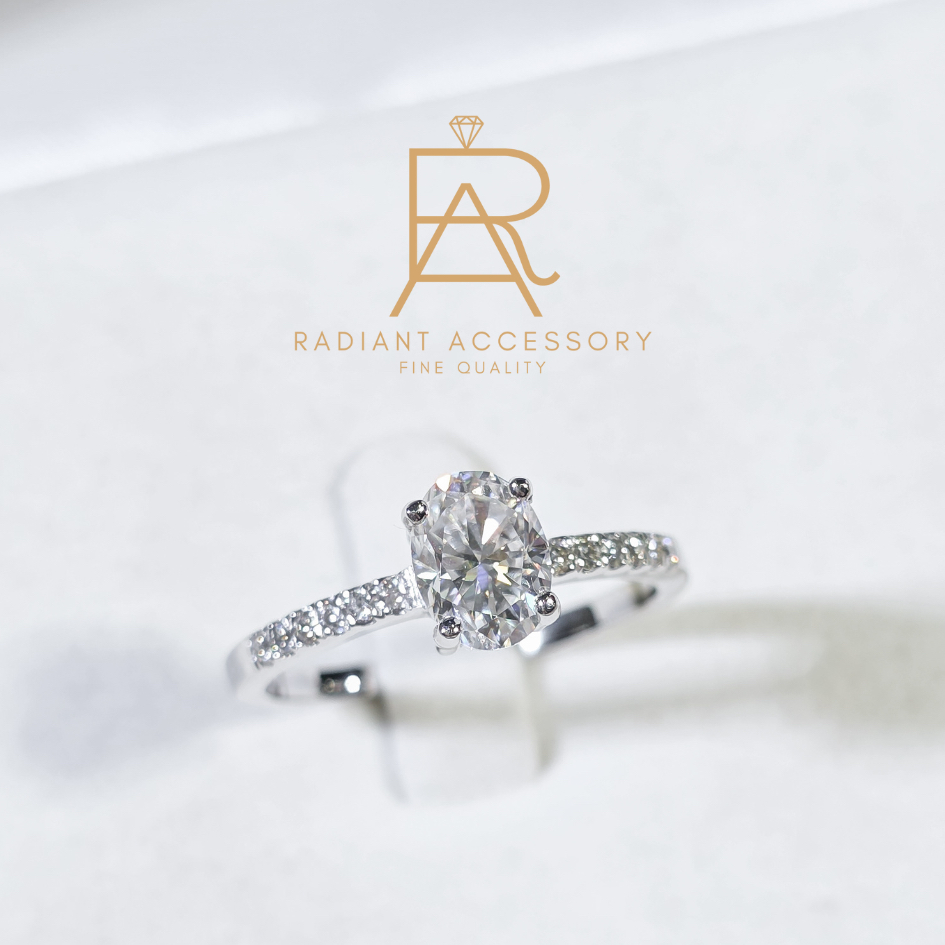 แหวนเงินแท้เม็ดชูฝังเพชร Moissanite 1.5 กะรัต ทรง Oval และฝังบ่าข้าง ชุบทองคำขาว