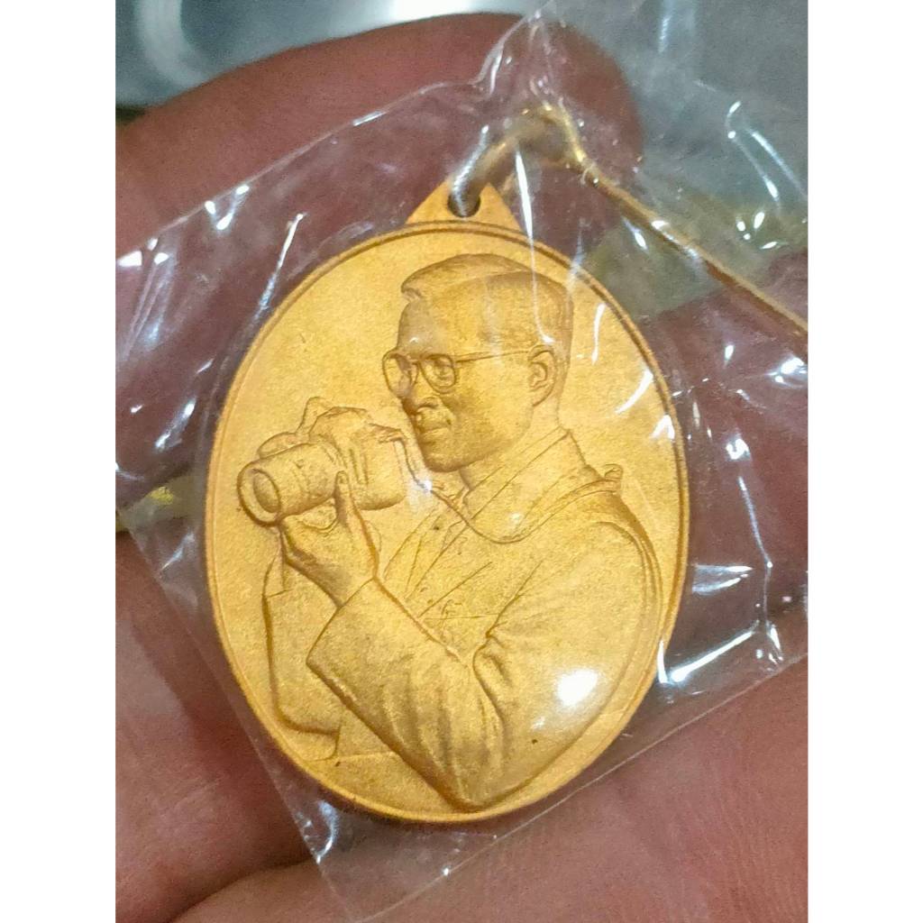 เหรียญที่ระลึกรัชกาลที่9 ทรงกล้องถ่ายรูป พร้อมเข็มกลัด