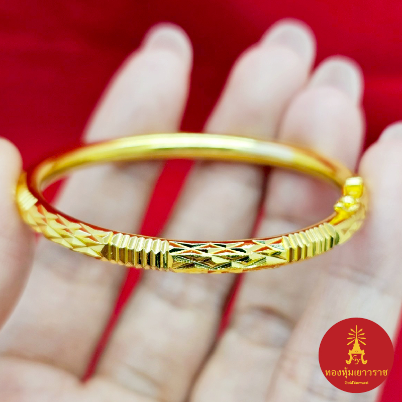 กำไลทองตัดลาย ตะขอคลิปล็อค เส้นผ่านศูนย์กลาง 4.5 ซม. ชุบทอง สวยเป๊ะไม่โป๊ะ เรียบหรู ดูดี กำไลข้อมือ แฟชั่น ใส่แทนของจริง