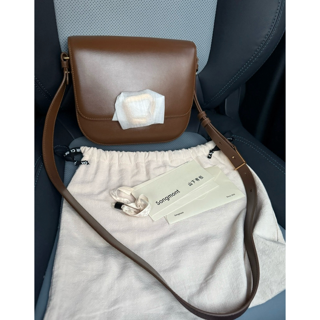 ส่งต่อ Songmont reset tofu bag สี caramel ไซส์ large มือสอง