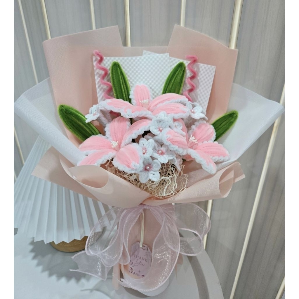 พร้อมส่ง💐 ช่อดอกไม้ ช่อดอกลิลลี่ ช่อดอกไม้รับปริญญา ช่อดอกไม้ลวดกำมะหยี่