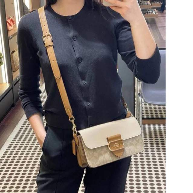 พร้อมส่งที่ไทยแท้ 100% กระเป๋าสะพายหญิง MORGAN SHOULDER BAG IN COLORBLOCK SIGNATURE CANVAS