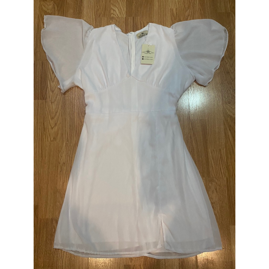มือ1 ป้ายห้อย เดรสขาวผ้าชีฟอง ป้าย Nuchyanee Kloset อก 40-42 เอว 30-32 สะโพก 44 ความยาว 36