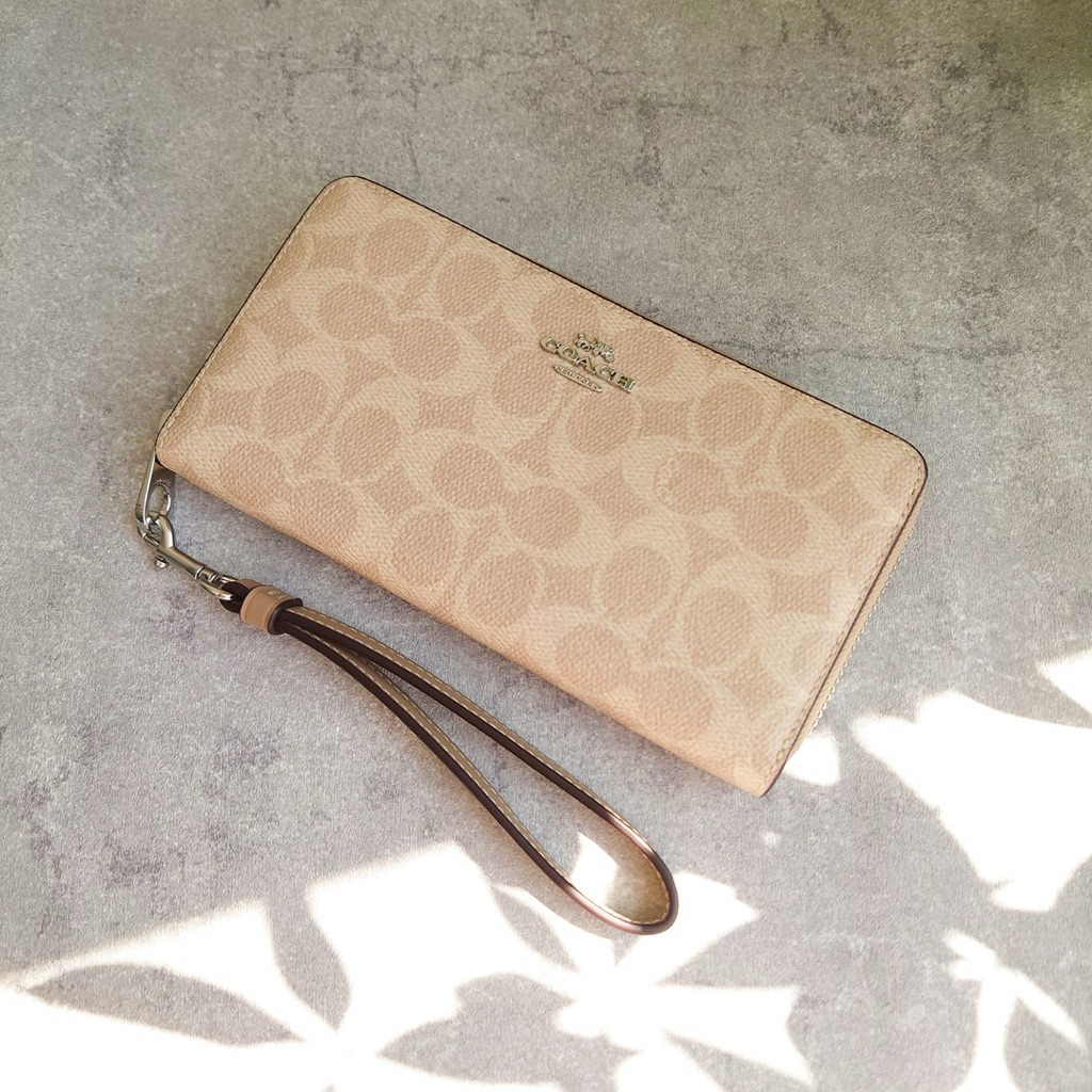กระเป๋าสตางค์ใบยาว ซิปรอบ ลายซีสีเบจ COACH LONG ZIP AROUND WALLET IN SIGNATURE CANVAS CW778 7 นิ้ว