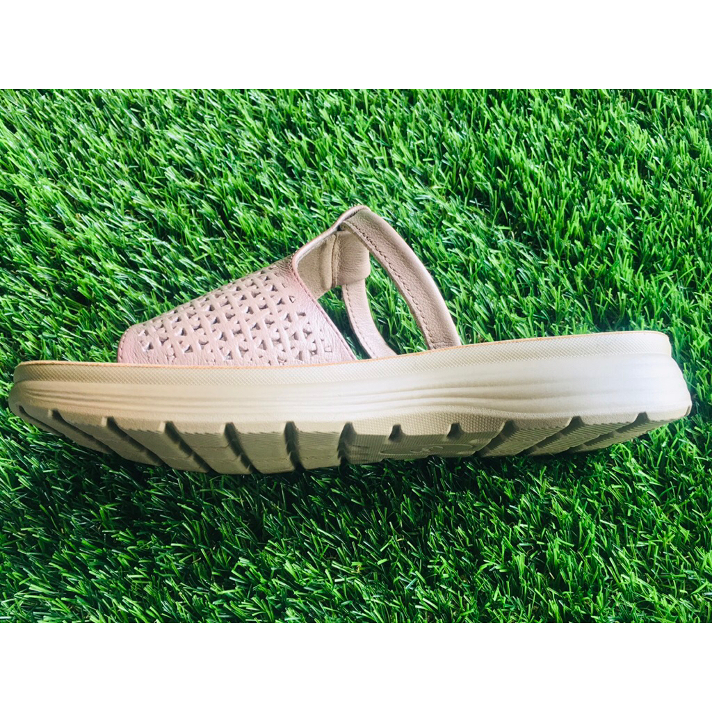 รองเท้าแตะสวม หนังแท้ Shuji