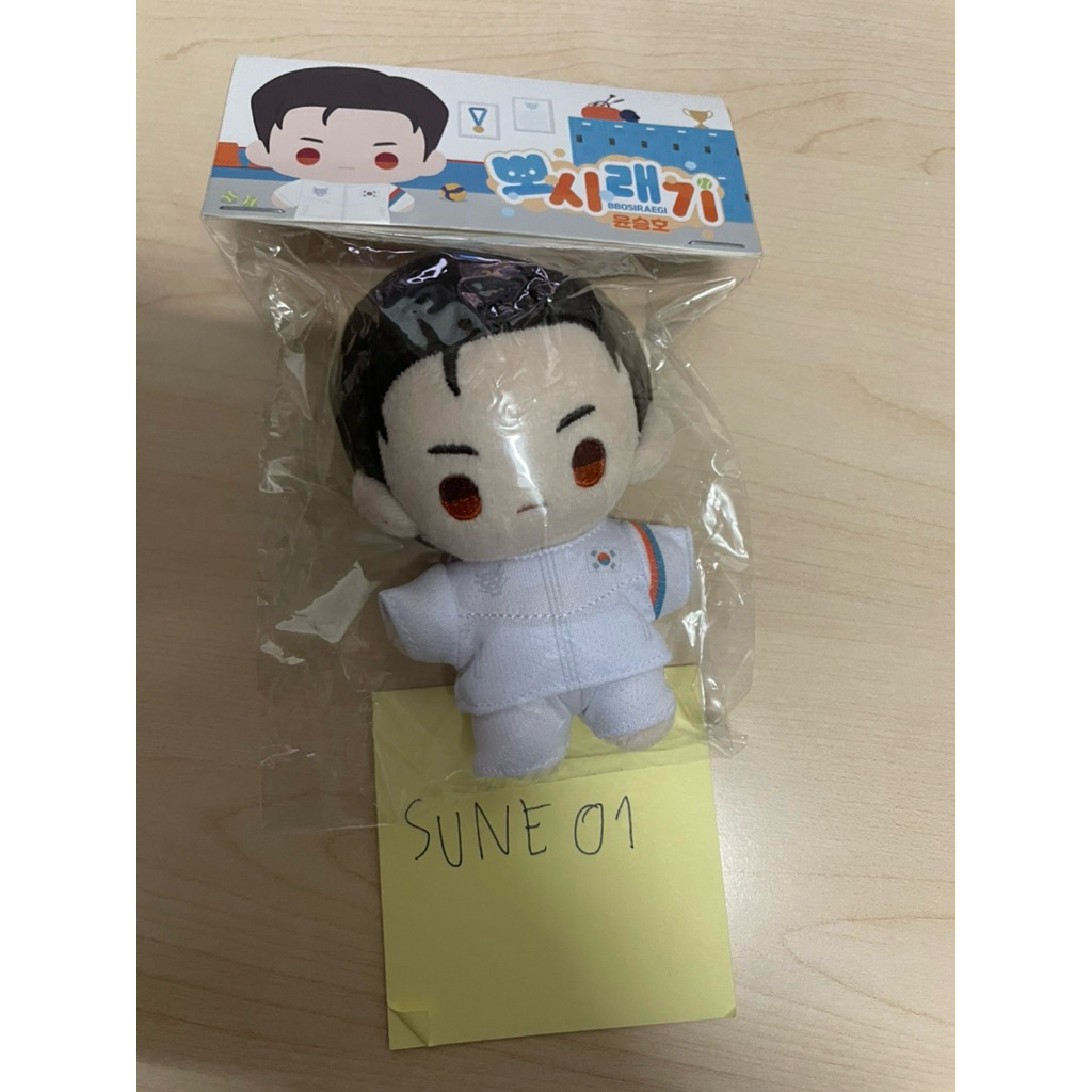 พร้อมส่ง ตุ๊กตาซึงโฮ lezhin มือหนึ่ง นักกีฬา seungho painter of the night