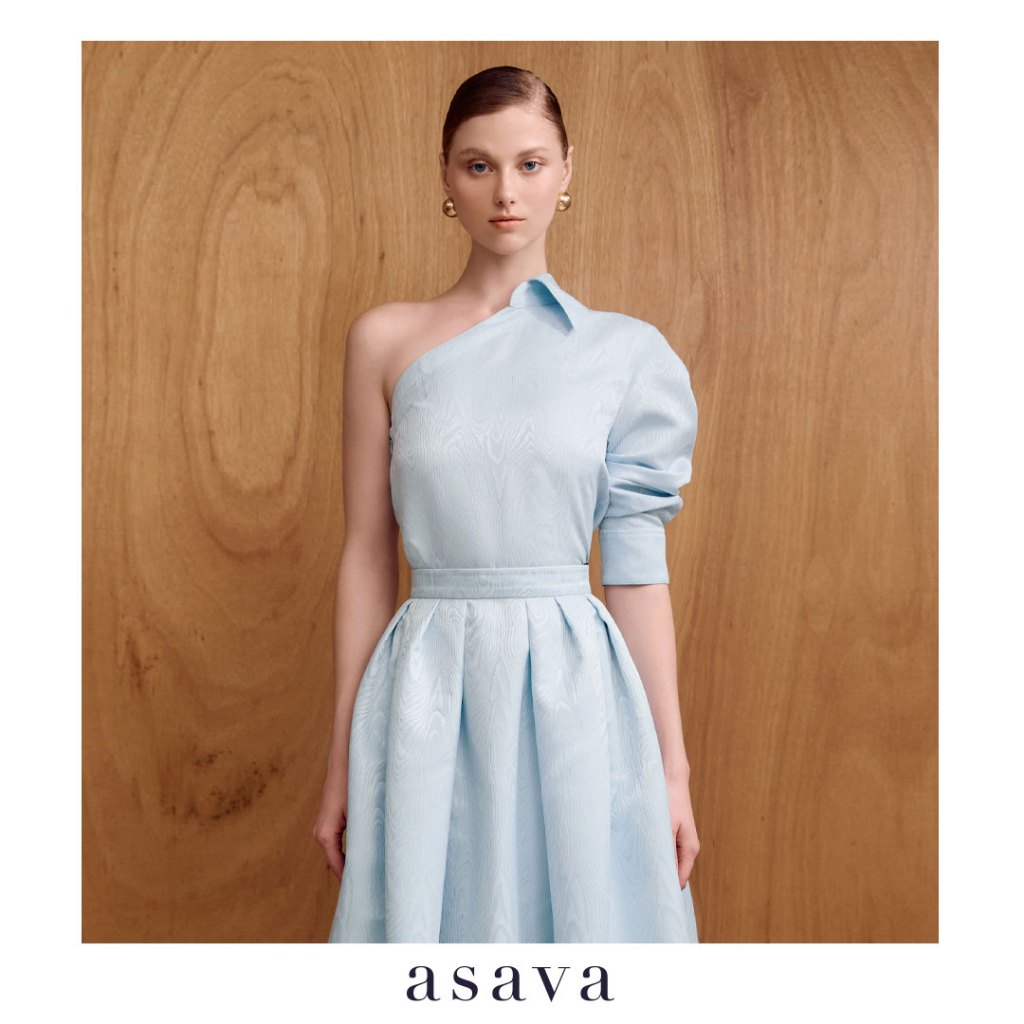 [asava ss25] Oriane One-shoulder Blouse เสื้อผู้หญิง ไหล่เดียว แขนยาว แต่งดีเทลปกเสื้อ ซิปและตะขอข้าง ชายเสื้อโค้ง