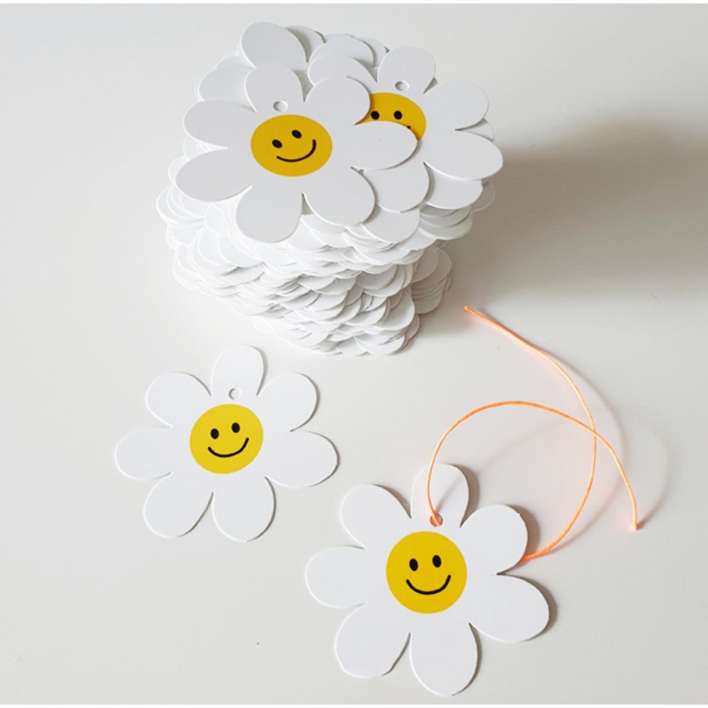 ร้านคนไทย ส่งเร็ว (Tag กระดาษแข็ง วงกลม 5 ซม.) ป้ายแท็กลายดอกเดซี่  แฮปปี้เบิร์ดเดย์ สำหรับติดของขวัญ การ์ดอวยพร เชือก