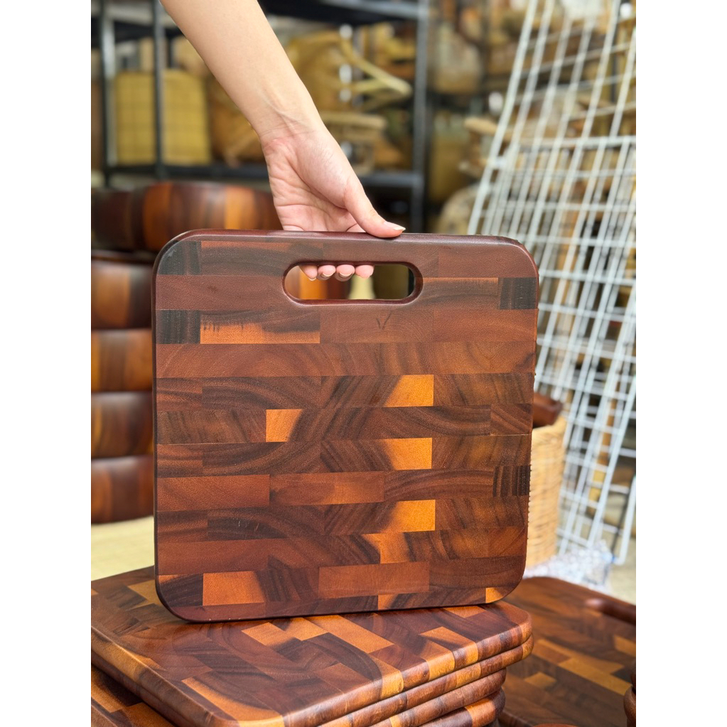 เขียงเอนเกรน เขียงไม้จามจุรี แบบหิ้วได้ (ขนาด 30 x 30 x 1.2-1.5) สำหรับหั่น,เสิร์ฟอาหาร สินค้าพร้อมส่ง