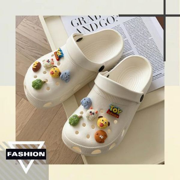 Monday2020 สินค้าใหม่ พร้อมส่ง รองเท้าหัวโต รุ่นฮิต ใครๆเค้าก็มีกัน สาวๆใส่ได้แน่นอน แถมฟรี เซ็ทอะไหล่ตกแต่งรองเท้า รุ่น