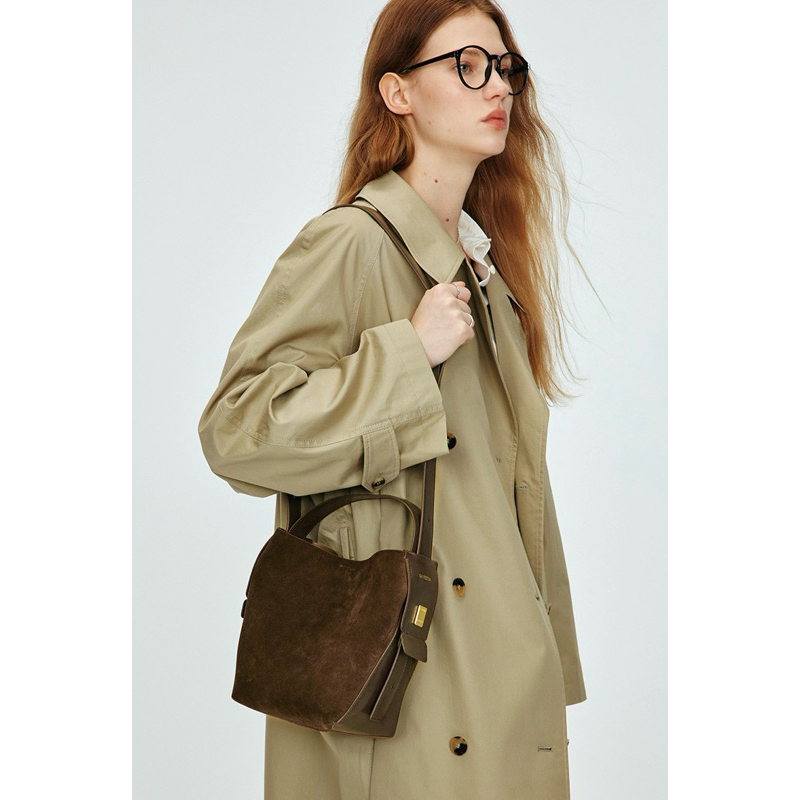 [โค้ดลด 20% ลดสูงสุด 1000.-] La Festin Suede Bucket Bag กระเป๋าสะพายข้างหนังแท้