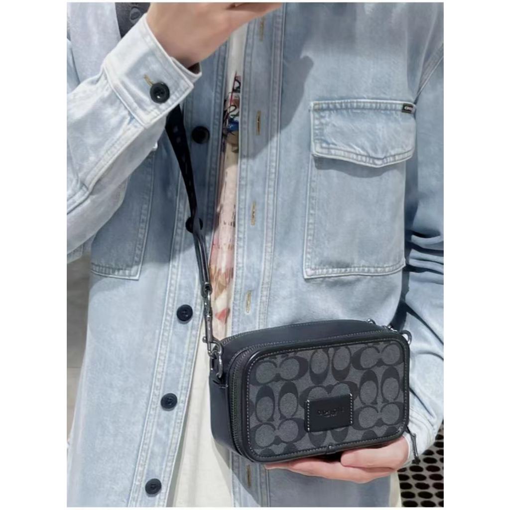 ของแท้💯%/Outlet 7.6-นิ้วกระเป๋าสะพายผู้ชายแฟชั่นคลาสสิกกระเป๋ากล้องซิปคู่ของขวัญผู้ชาย