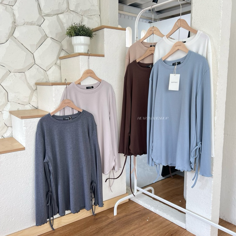 (B12) Muffin Top   (สินค้าพร้อมส่ง) ลด 30% เหลือ 245.-   เสื้อผ้าร่องตัวยาว แต่งโบว์ช่วงตัวน่ารักมาก