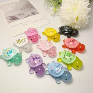 1 ชิ้น Sanrio ภูมิทัศน์ไมโครสร้างสรรค์เต่าเรืองแสงทําเองเครื่องประดับเต่าขนาดเล็กลึกลับกระเป๋าอุปกรณ์เสริมมินิสก์ท็อปเรซ