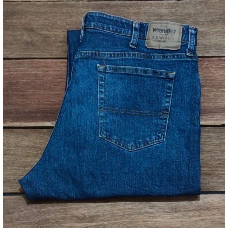 71/9ยีนส์ยืด W-r-a-n-g-l-e-r (มือสอง)เอวจริง 38-39"ยาว"ทั้งตัว 41.5"ขา8.5"ผ้ายืด 2%สภาพใหม่ สีเข้มผ้