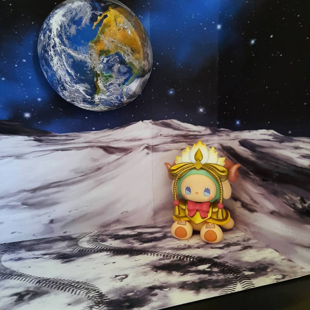 ฉากดวงจันทร์เข้ากับกล่องในรูปที่โพสครับ ราคาสินค้าได้แค่ฉากเท่านั้น ต้องประกอบเองตัดเอง พับเองครับ