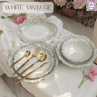 Violet Flamingo [สินค้าพร้อมส่งจากไทย] จานสีขาวสไตล์วินเทจ รุ่น Vintage White จานเซรามิคสลักลายดอกไม้รอบจาน